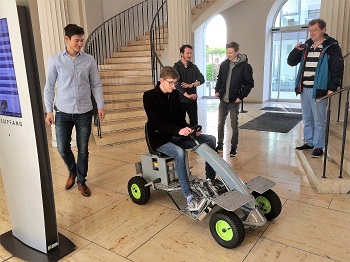 Schüler mit Schwerpunkt Elektrotechnik präsentierten E-Kart beim Leonardo-Award