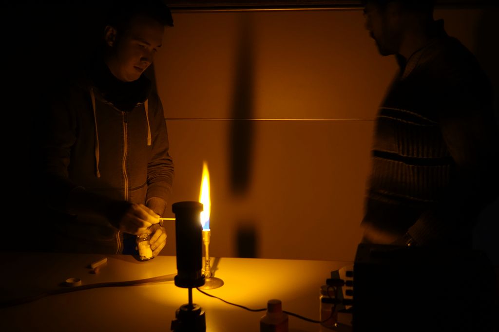 Kai Schüßler zeigt den Absorptionsschatten durch eine Natriumflamme