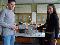 Leon Fengler und Marius Tesic demonstrieren die Energie im elektrischen Feld eines Kondensators