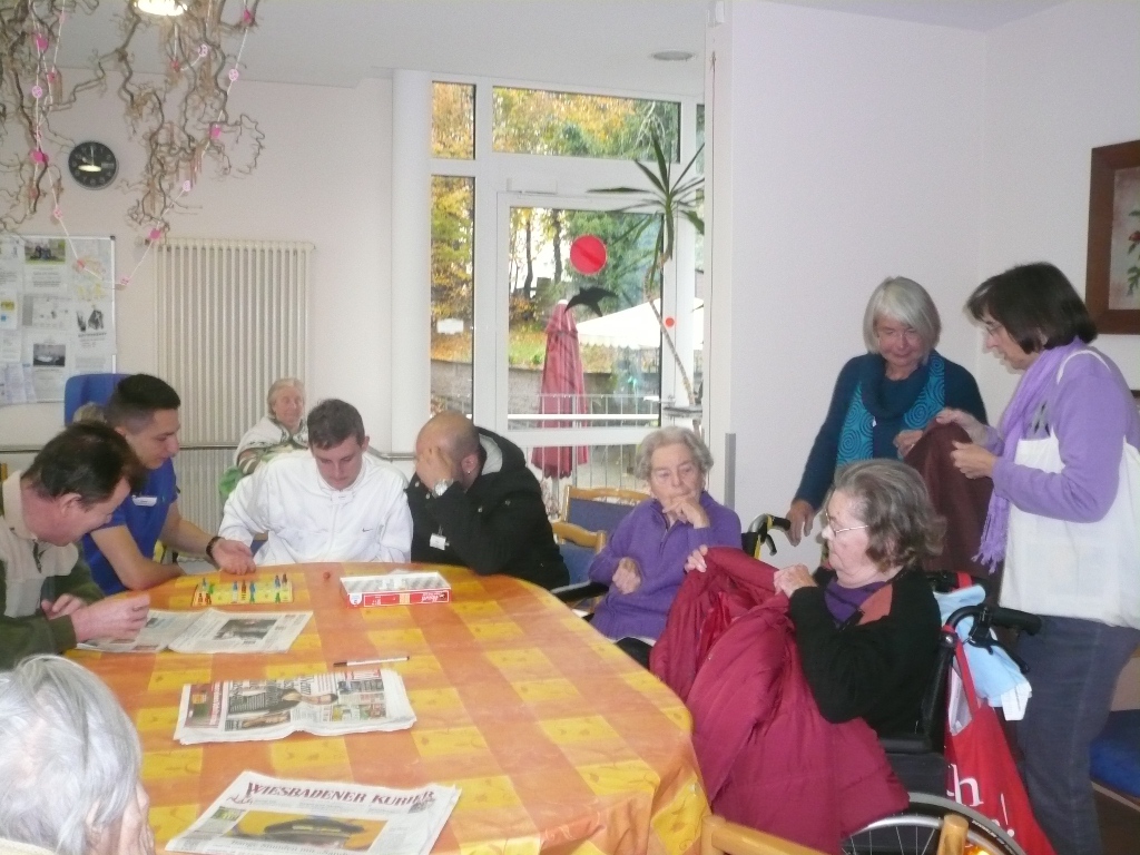 BFS-Klassen besuchen Seniorenheim
