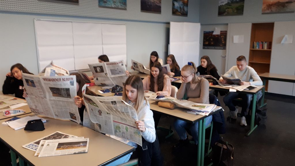 Schüler lesen Zeitung